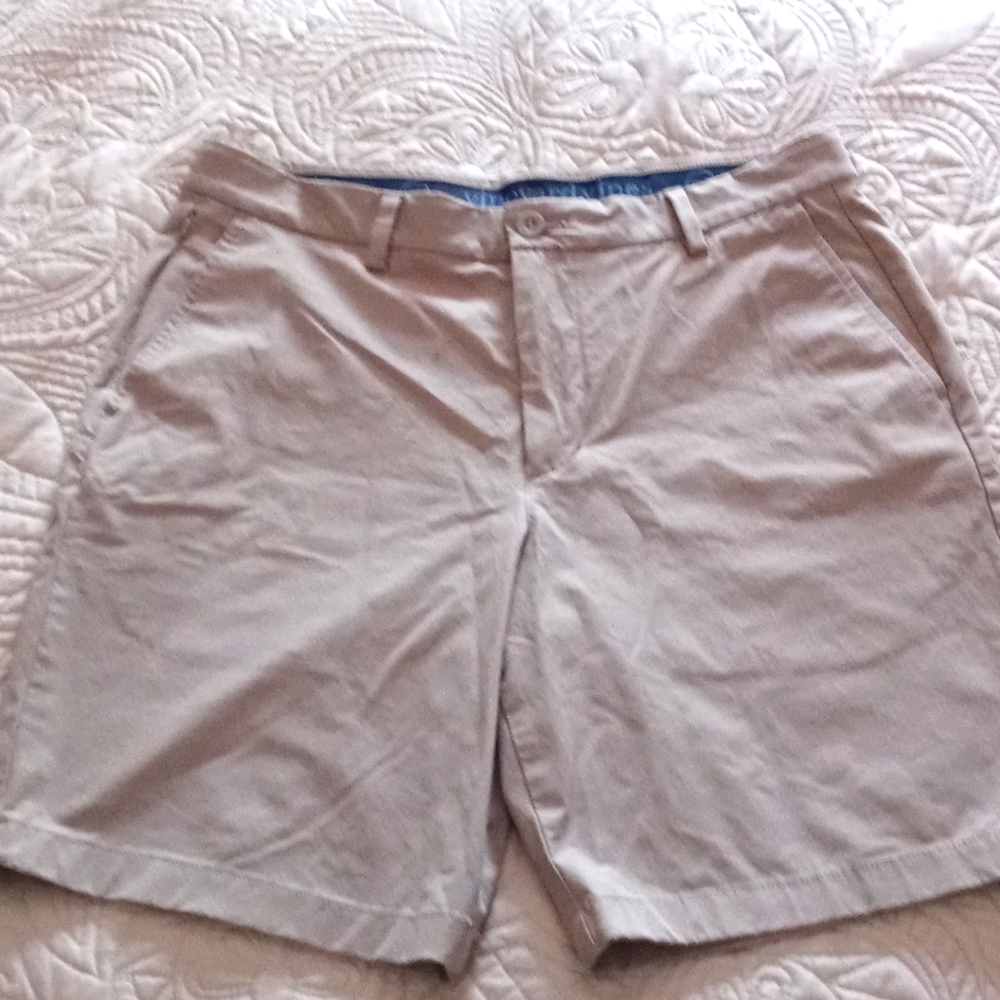 Vineyard Vines on the go shorts khaki size 32